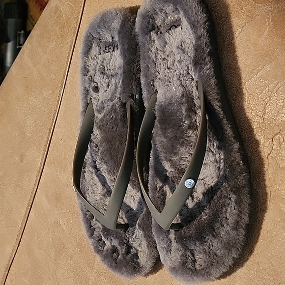 UGG Lamb Fur-lined Flip-Flop Sandals - Picture 2 of 7
